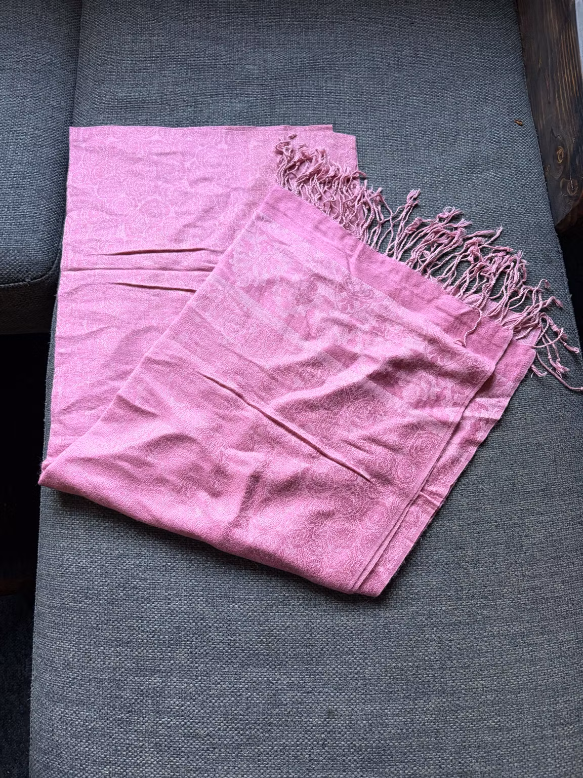 Tørklæde – rosa pashmina/silke med paisleymønster, ca. 180 × 66 cm