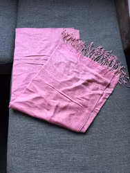 Tørklæde – rosa pashmina/silke med paisleymønster, ca. 180 × 66 cm