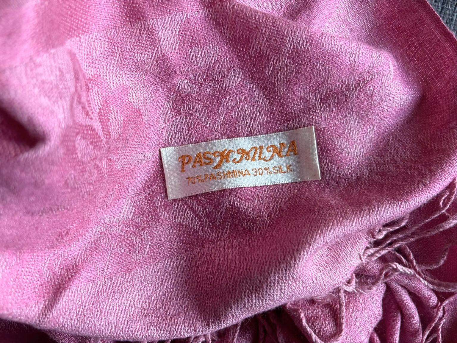 Tørklæde – rosa pashmina/silke med paisleymønster, ca. 180 × 66 cm