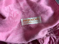 Tørklæde – rosa pashmina/silke med paisleymønster, ca. 180 × 66 cm