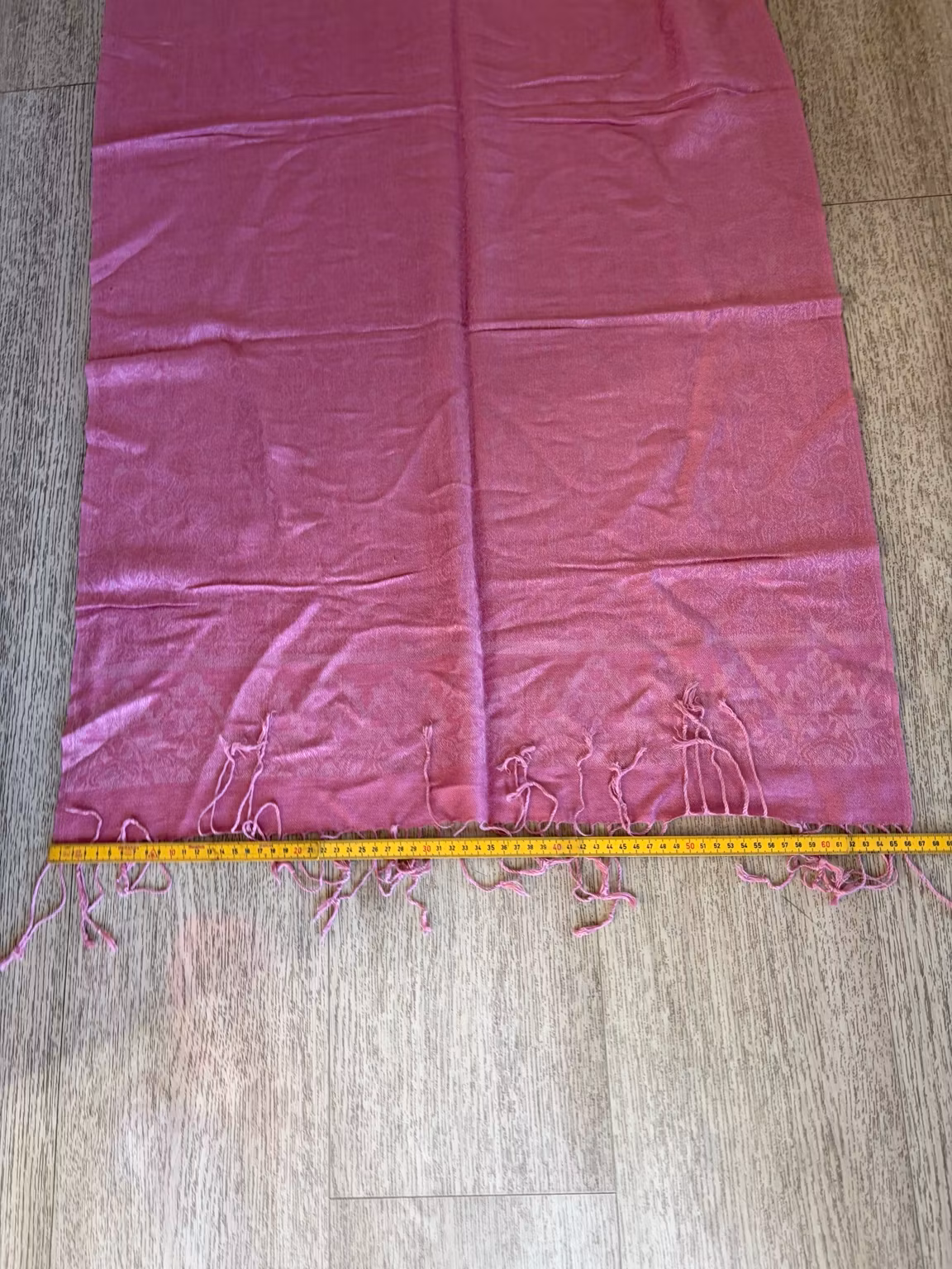 Tørklæde – rosa pashmina/silke med paisleymønster, ca. 180 × 66 cm