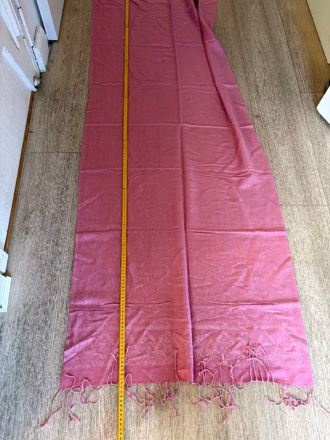Tørklæde – rosa pashmina/silke med paisleymønster, ca. 180 × 66 cm