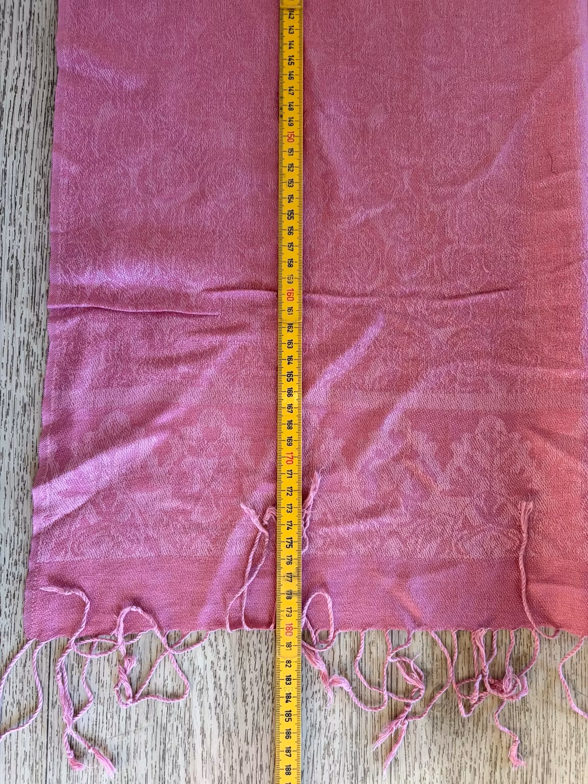 Tørklæde – rosa pashmina/silke med paisleymønster, ca. 180 × 66 cm