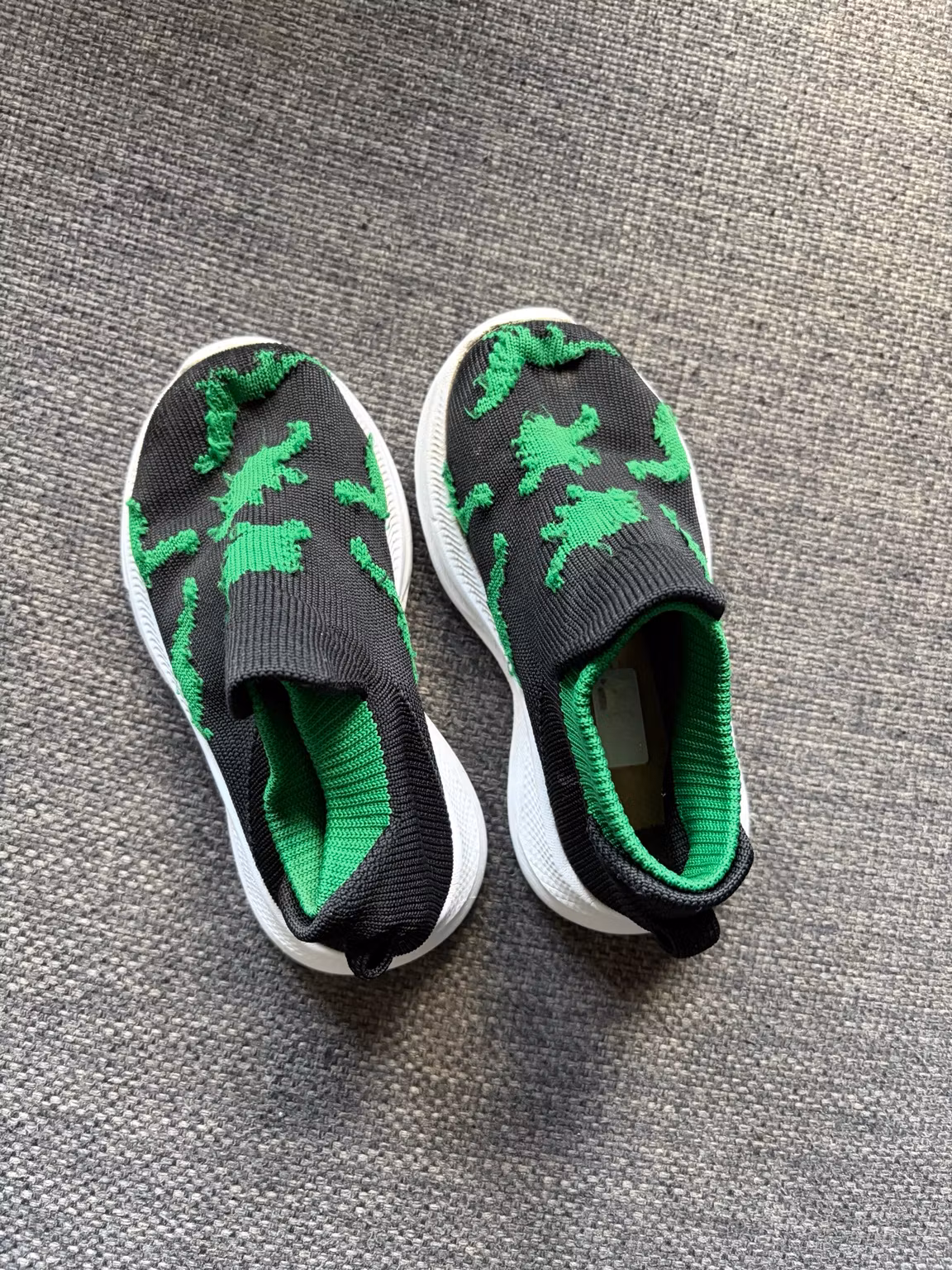 Slip-on-sko til børn – sorte med grønne dinosaurer, indvendigt ca. 15 cm