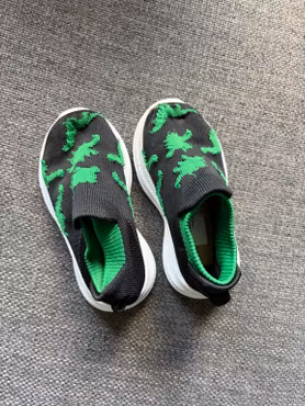 Slip-on-sko til børn – sorte med grønne dinosaurer, str. 24–25
