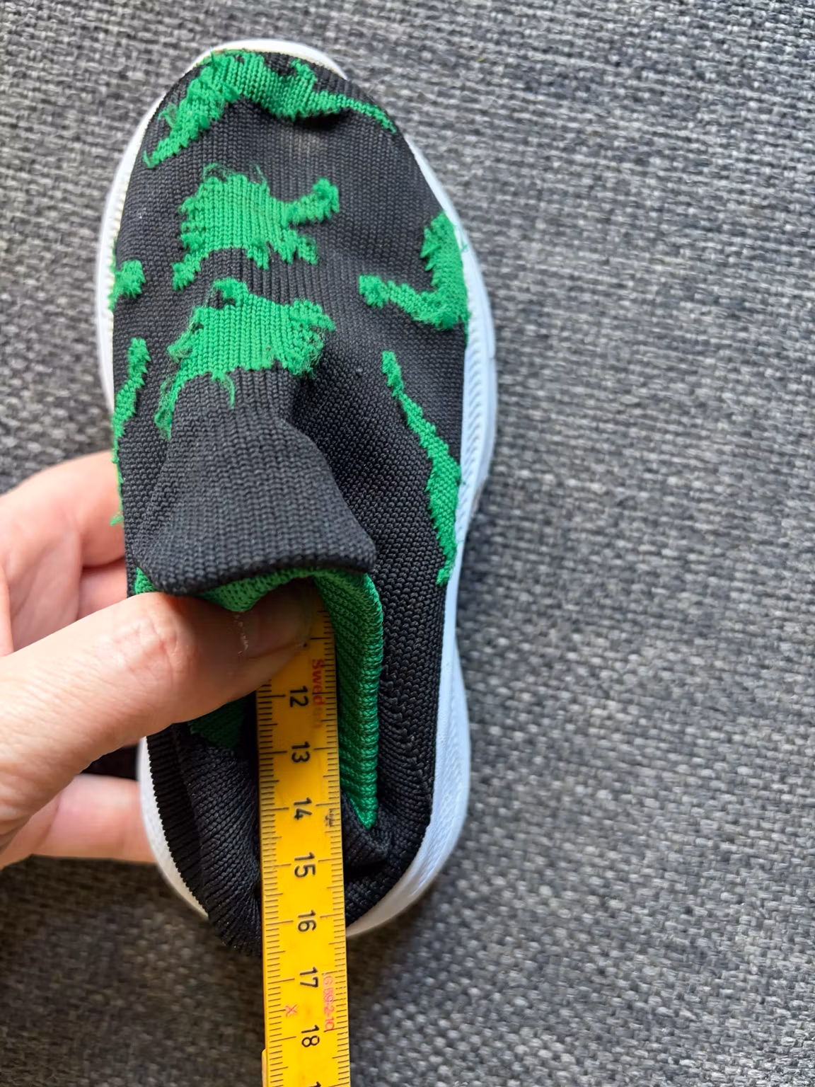 Slip-on-sko til børn – sorte med grønne dinosaurer, indvendigt ca. 15 cm