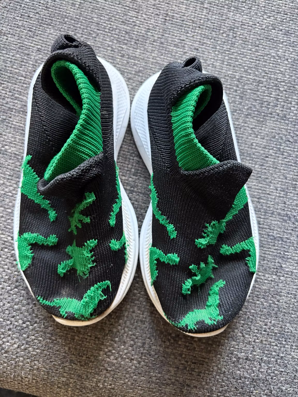 Slip-on-sko til børn – sorte med grønne dinosaurer, indvendigt ca. 15 cm