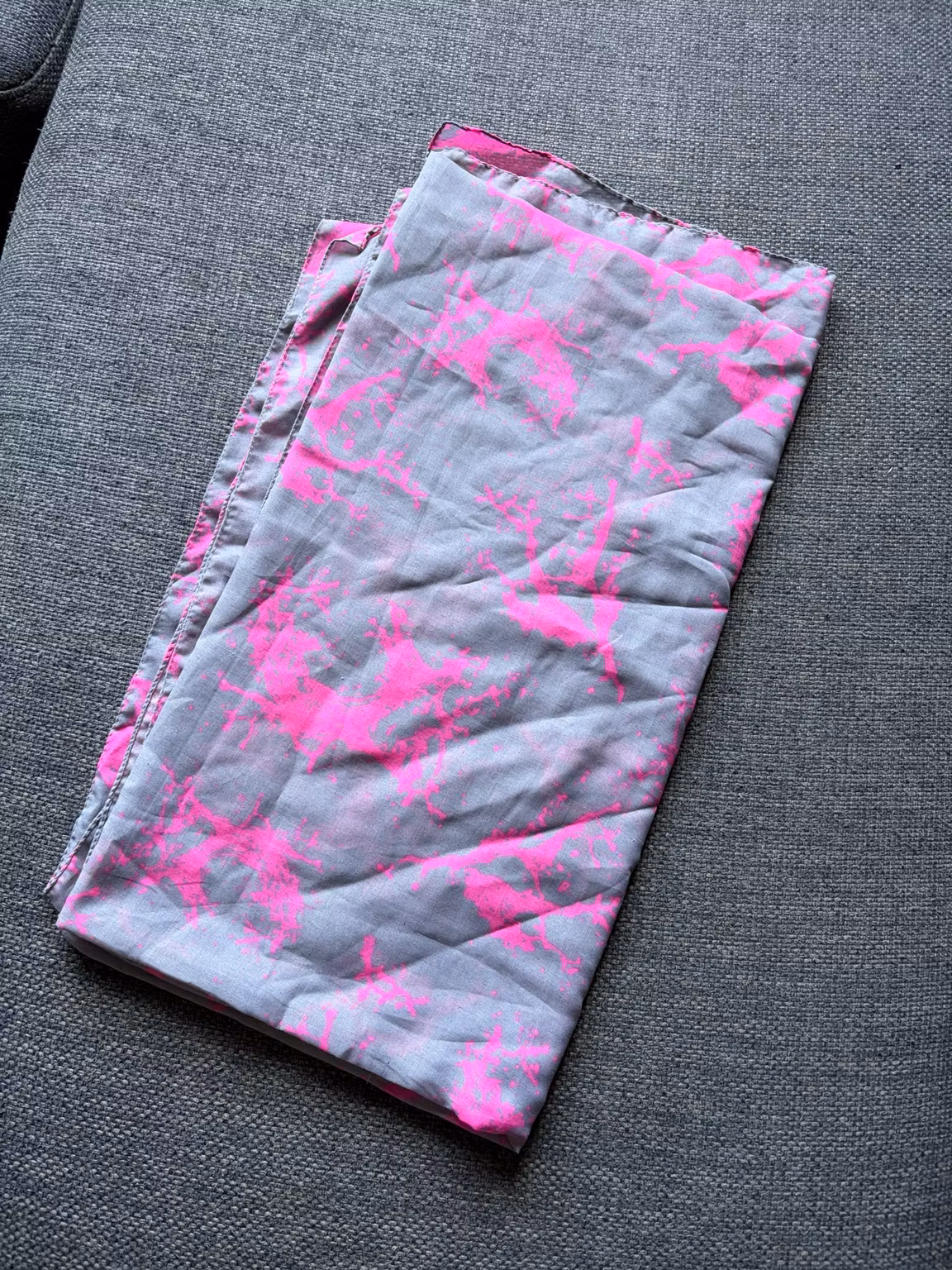 Tørklæde – gråt med pink mønster, 100 % polyester