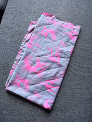 Tørklæde – gråt med pink mønster, 100 % polyester