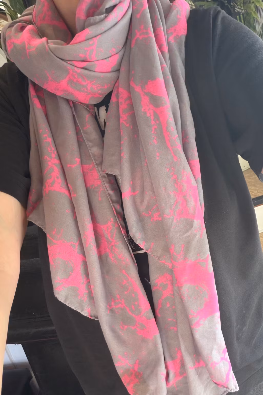 Tørklæde – gråt med pink mønster, 100 % polyester