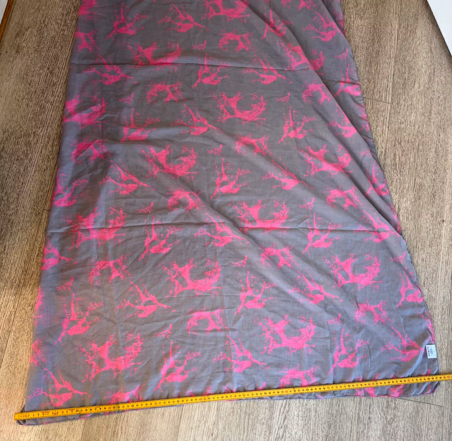 Tørklæde – gråt med pink mønster, 100 % polyester