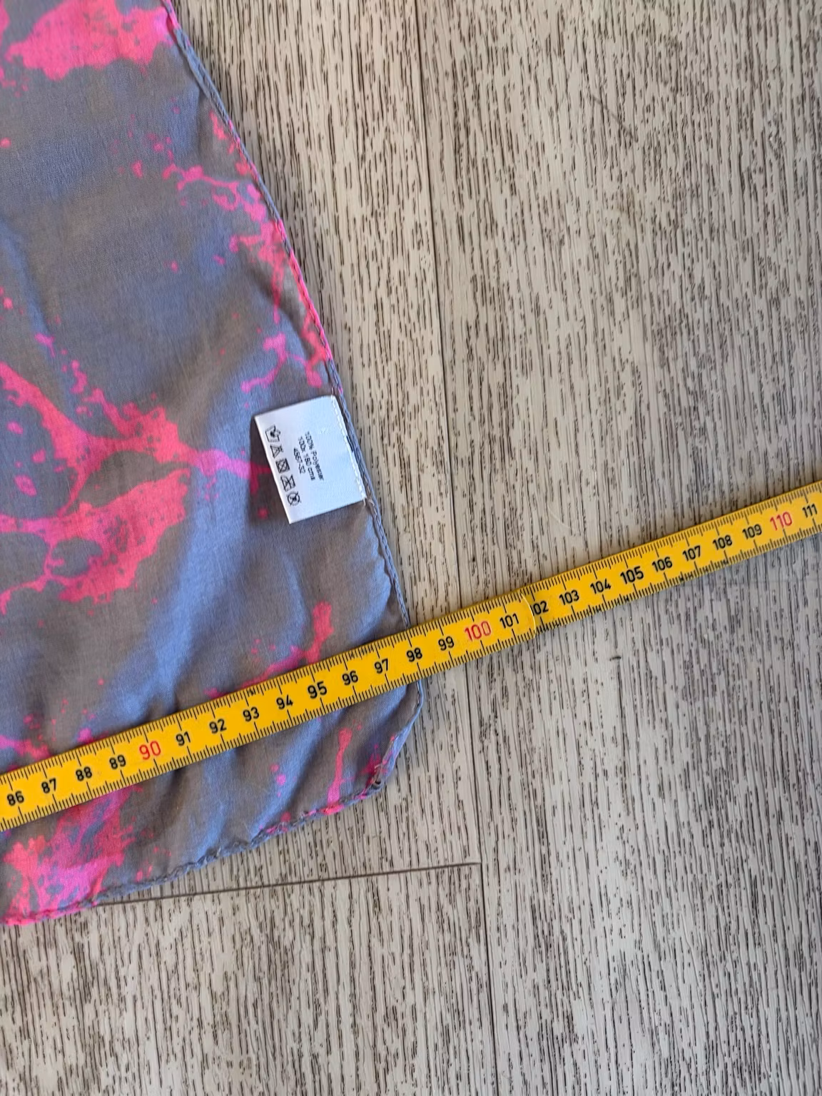 Tørklæde – gråt med pink mønster, 100 % polyester