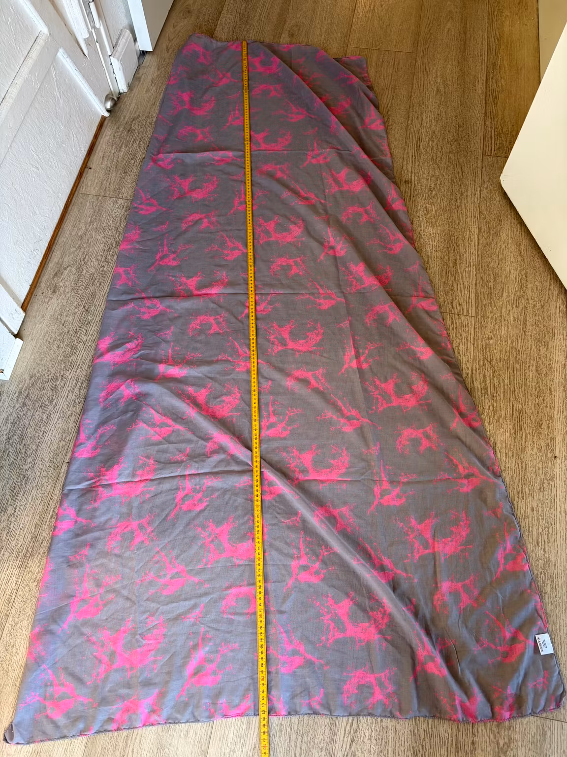 Tørklæde – gråt med pink mønster, 100 % polyester