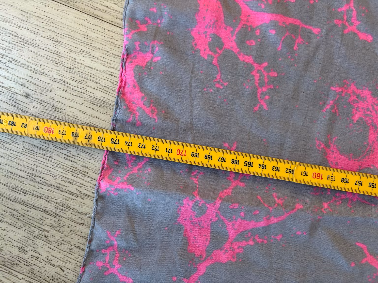 Tørklæde – gråt med pink mønster, 100 % polyester
