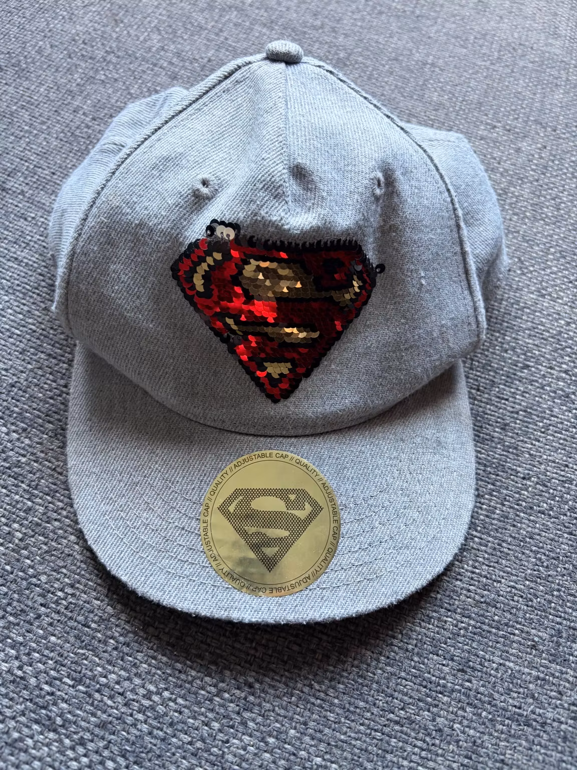 Kasket H&M Superman – grå med pailletlogo, str. 110/128