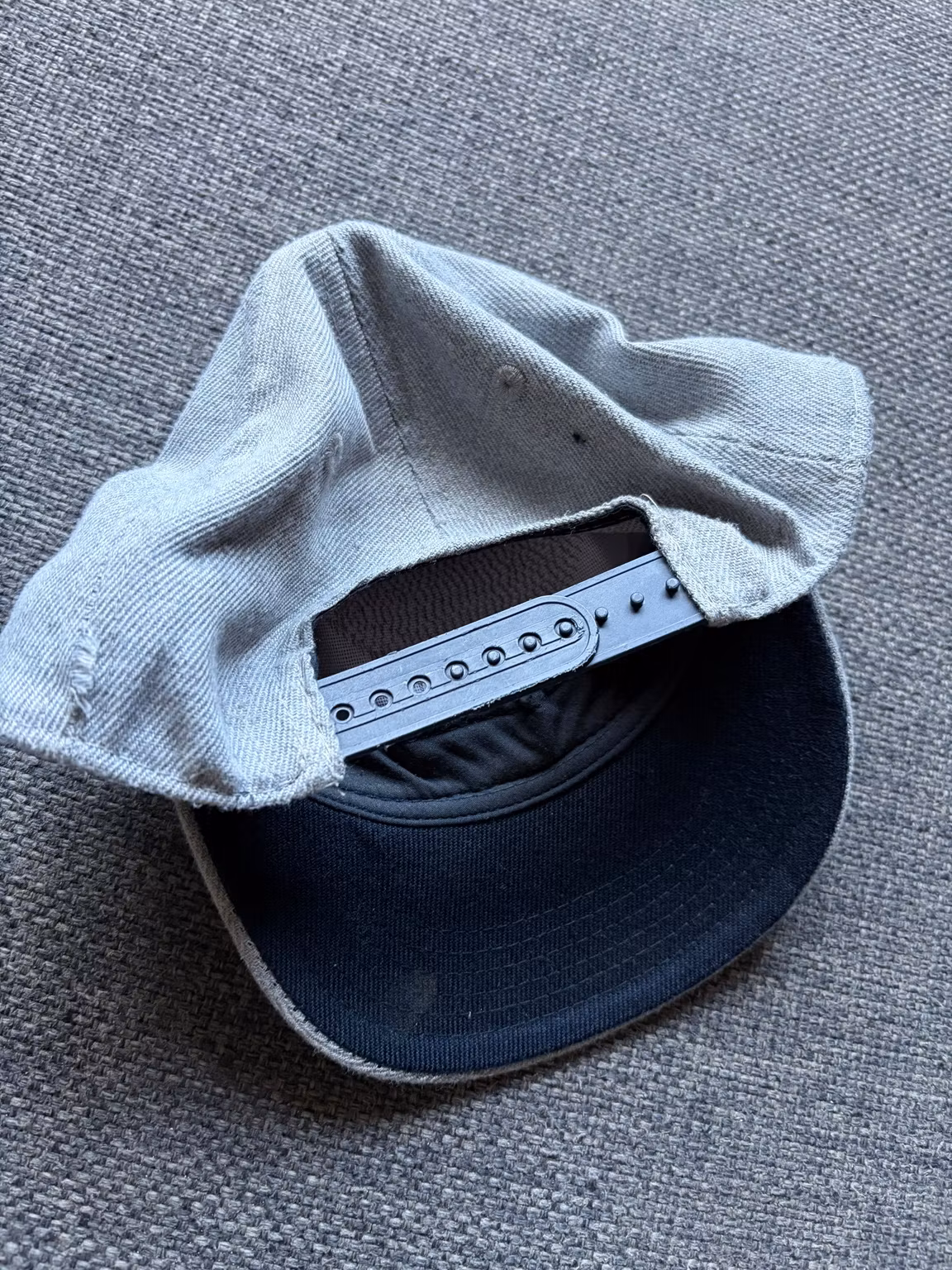 Kasket H&M Superman – grå med pailletlogo, str. 110/128