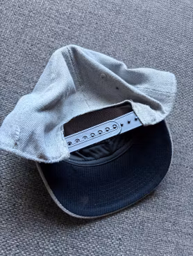 Kasket H&M Superman – grå med pailletlogo, str. 110/128