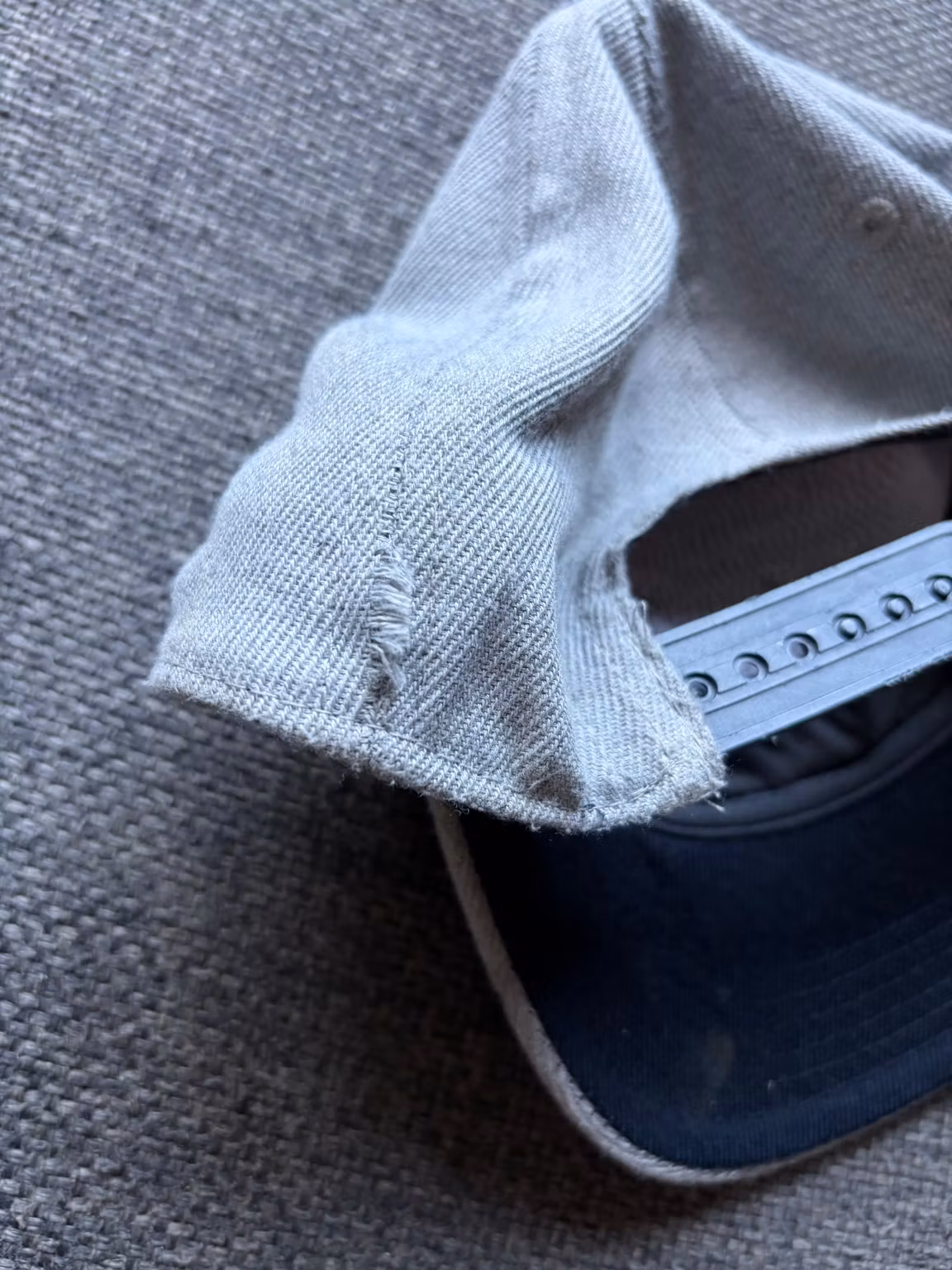 Kasket H&M Superman – grå med pailletlogo, str. 110/128