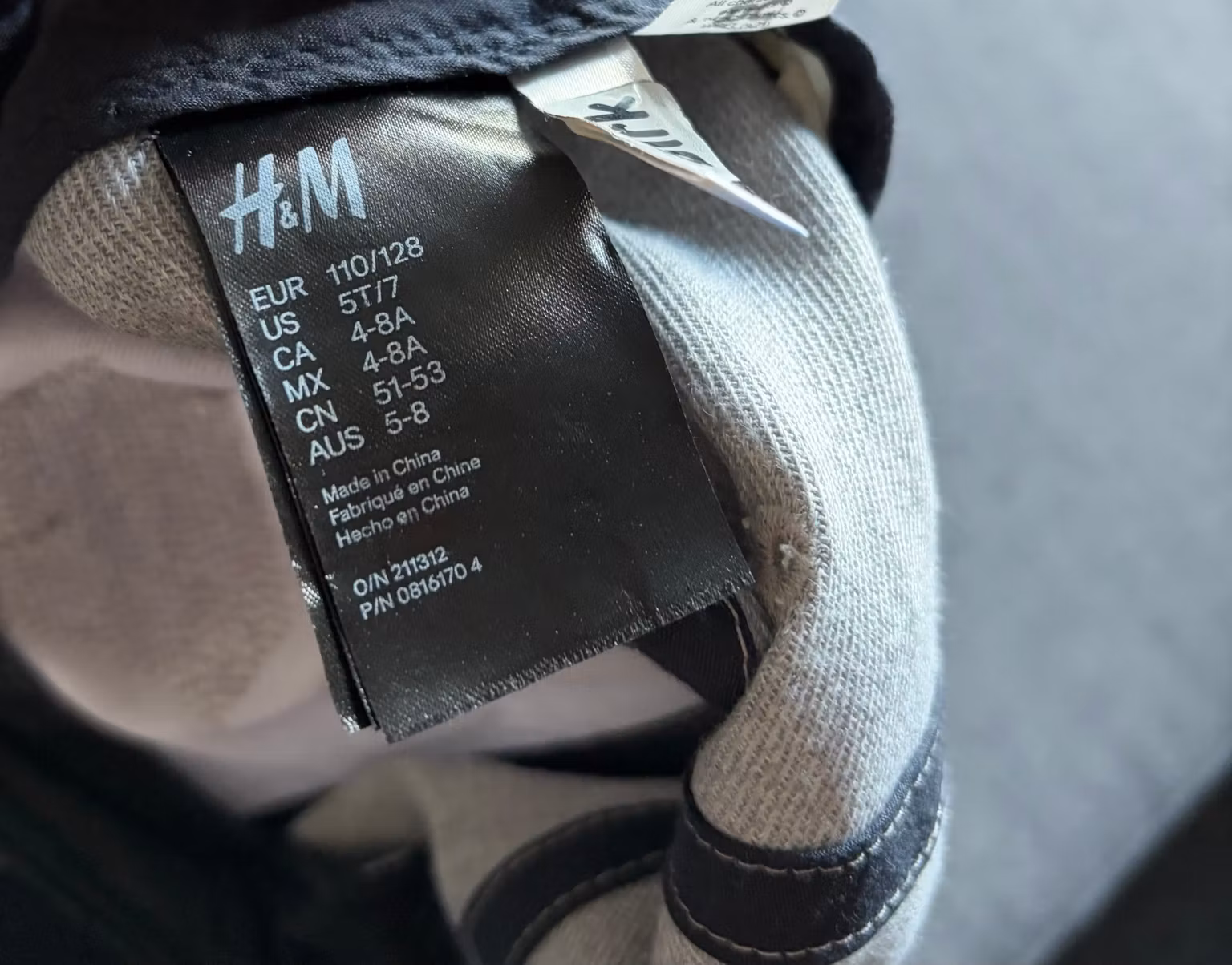 Kasket H&M Superman – grå med pailletlogo, str. 110/128