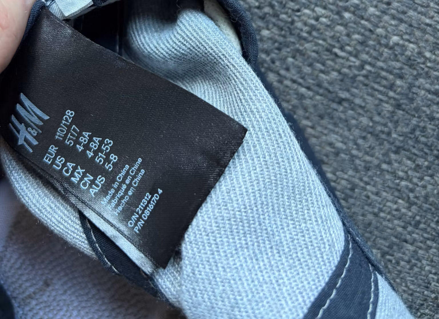 Kasket H&M Superman – grå med pailletlogo, str. 110/128