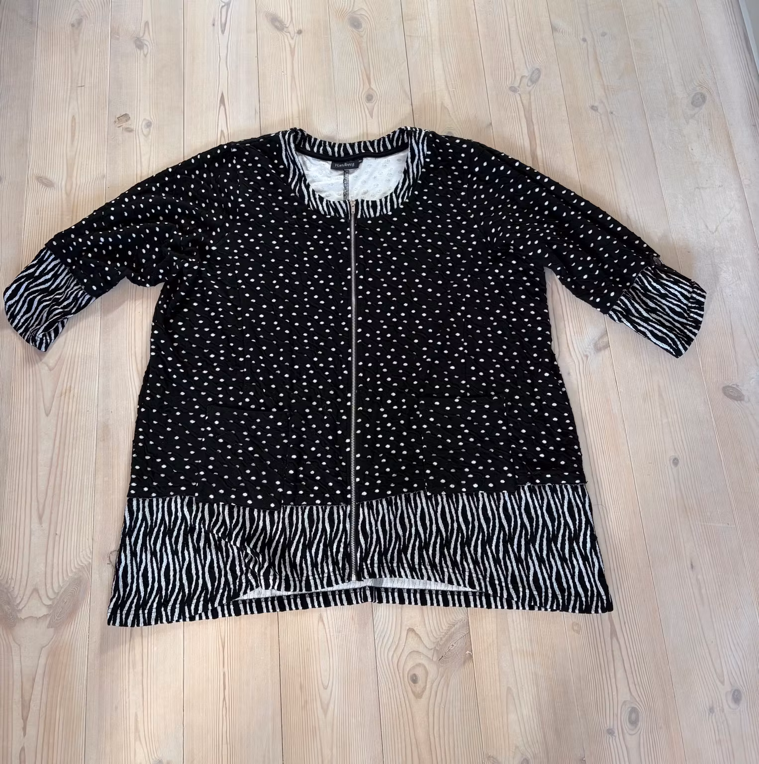 Cardigan Handberg – sort/hvid med lynlås, str. 3XL