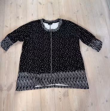 Cardigan Handberg – sort/hvid med lynlås, str. 3XL