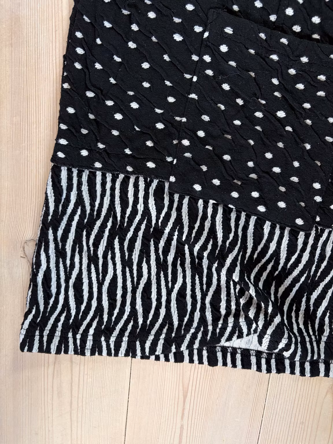 Cardigan Handberg – sort/hvid med lynlås, str. 3XL