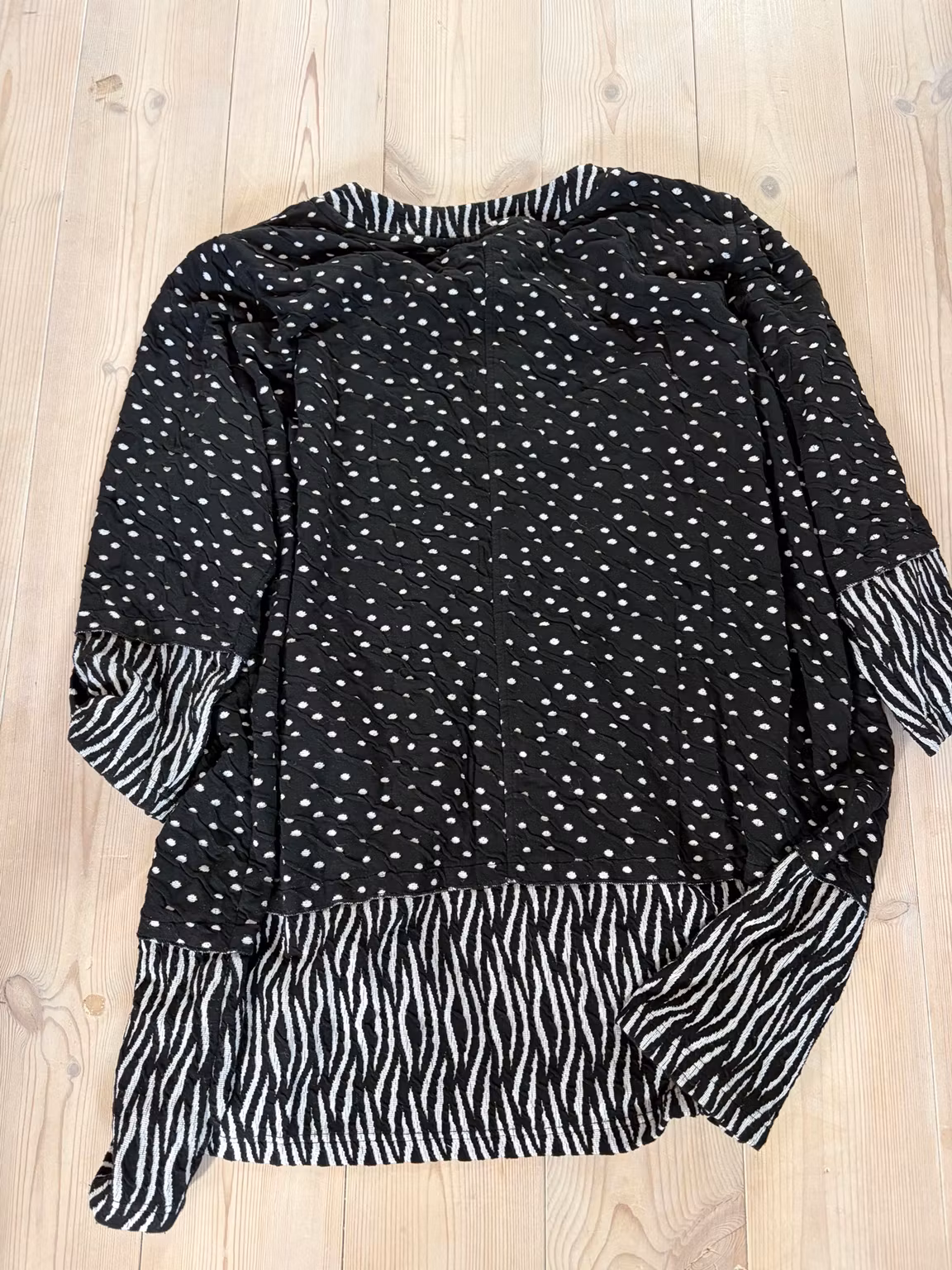 Cardigan Handberg – sort/hvid med lynlås, str. 3XL