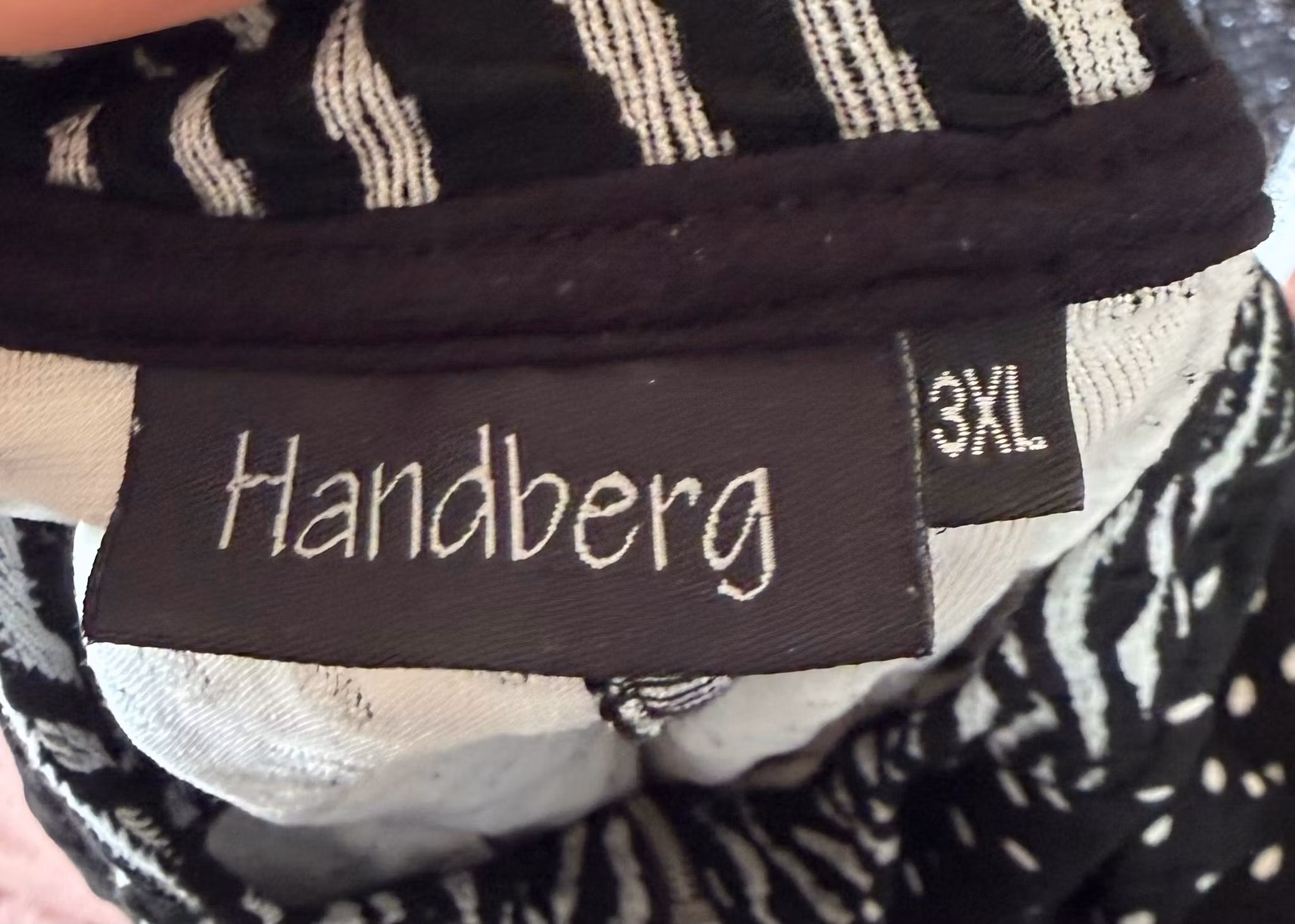 Cardigan Handberg – sort/hvid med lynlås, str. 3XL