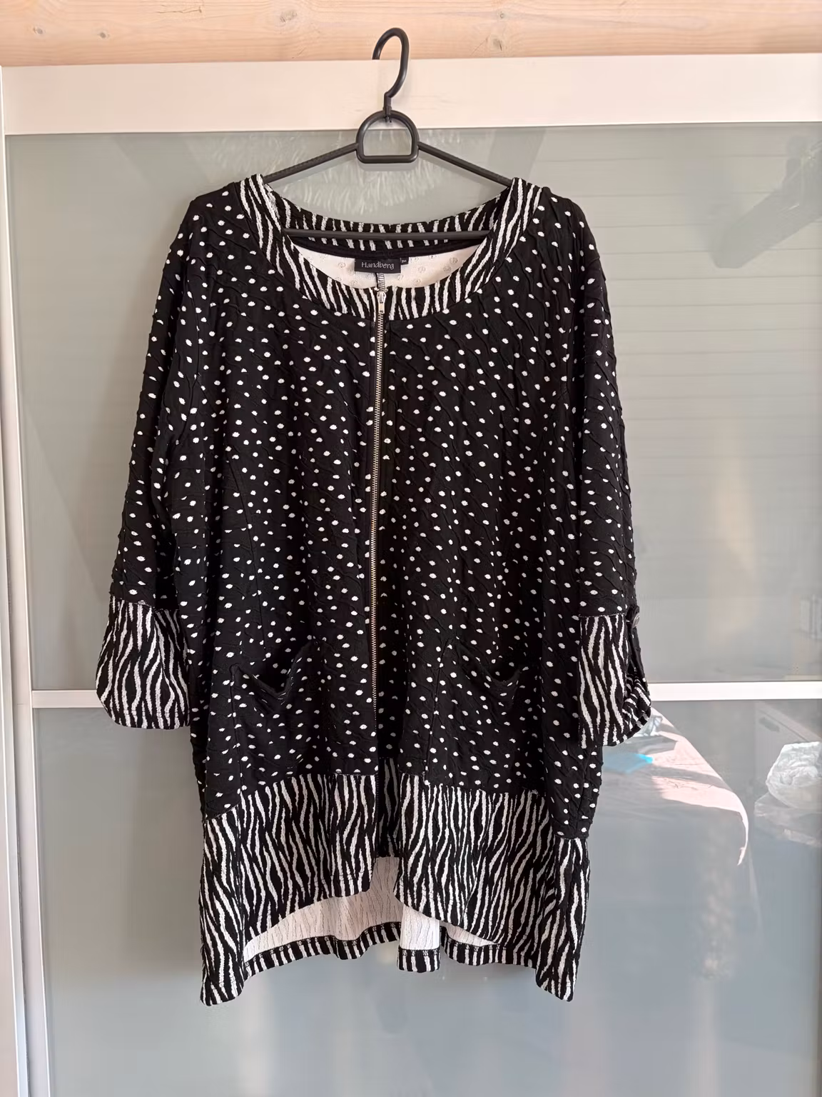 Cardigan Handberg – sort/hvid med lynlås, str. 3XL