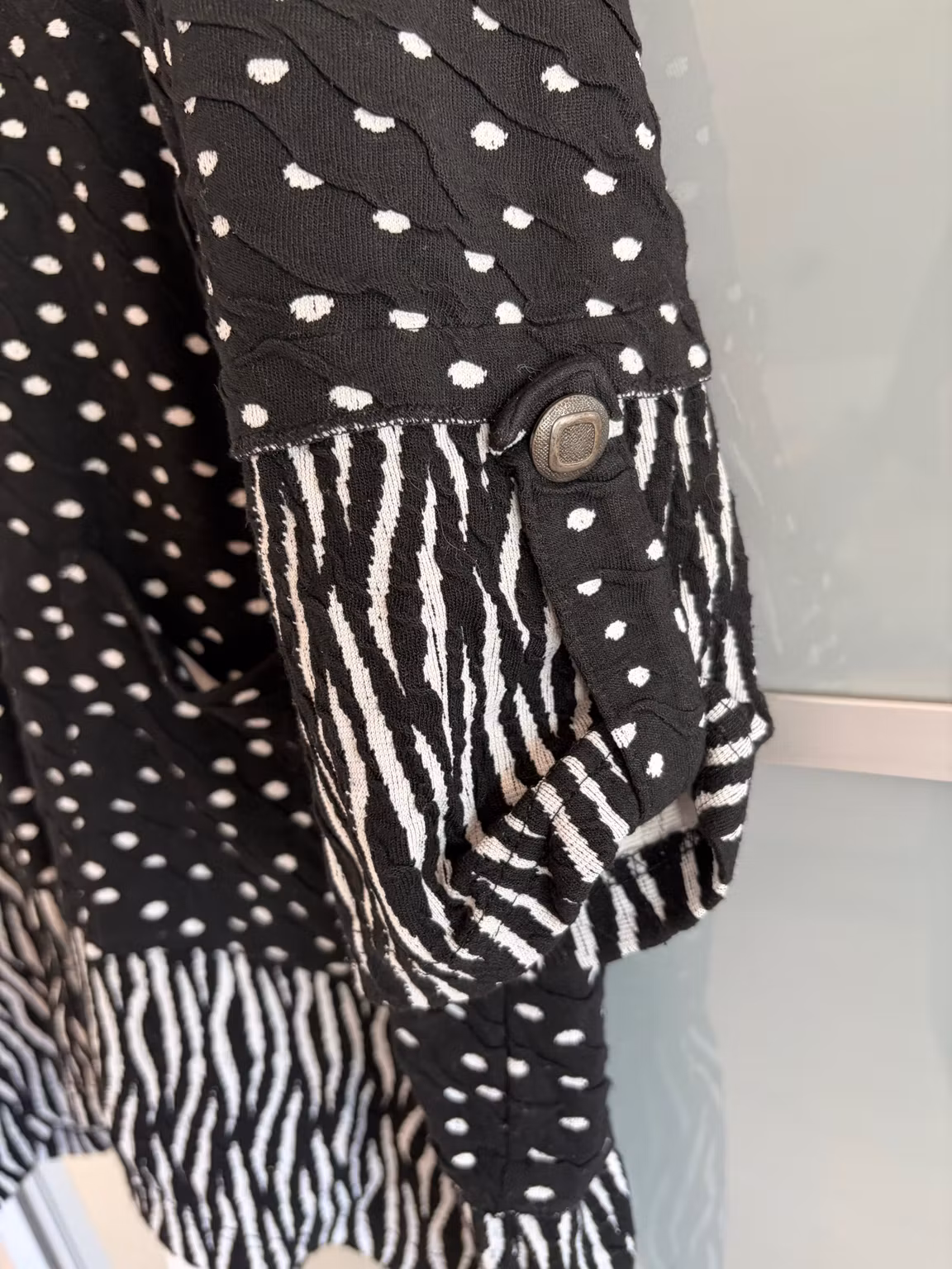 Cardigan Handberg – sort/hvid med lynlås, str. 3XL