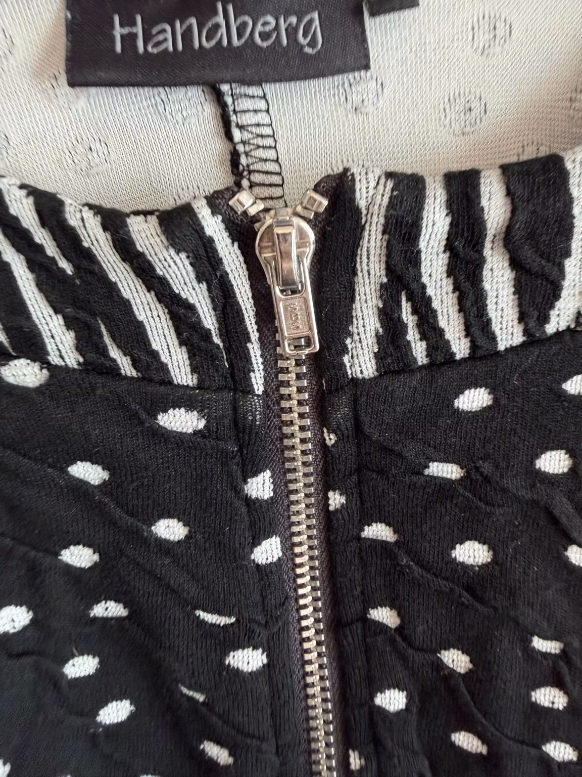 Cardigan Handberg – sort/hvid med lynlås, str. 3XL