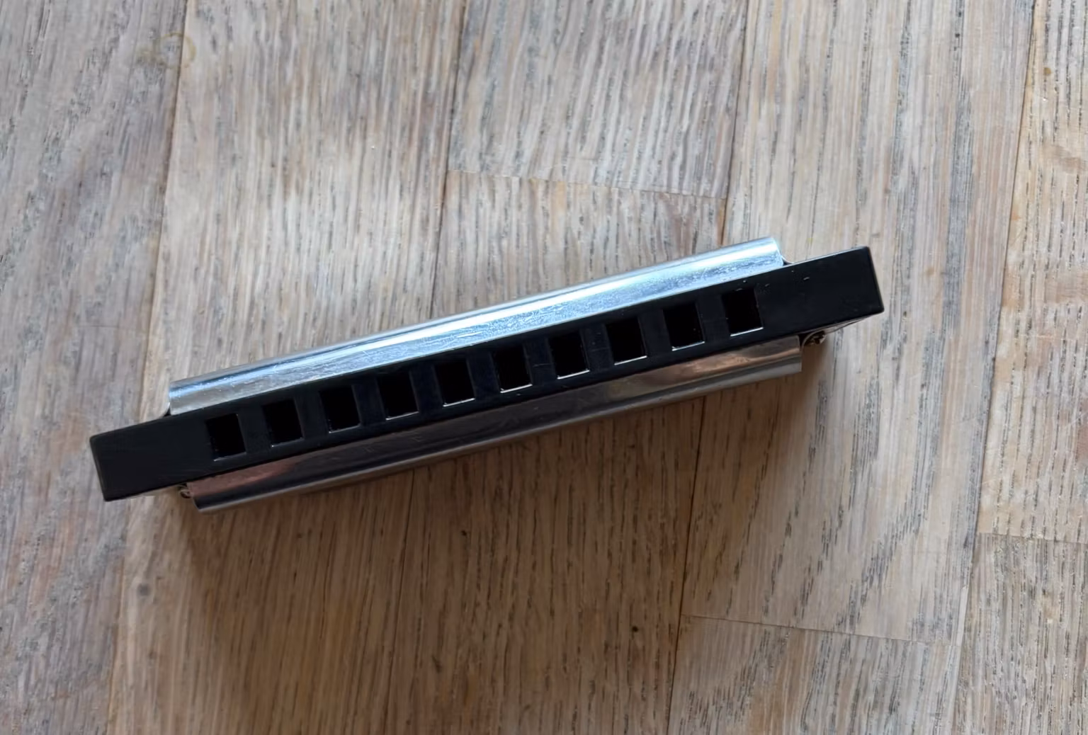 Mundharmonika sølvfarvet og sort – 10 huller, ca. 10 cm