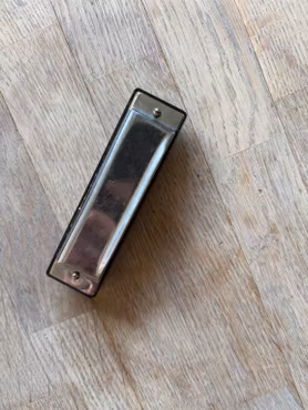 Mundharmonika sølvfarvet og sort – 10 huller, ca. 10 cm