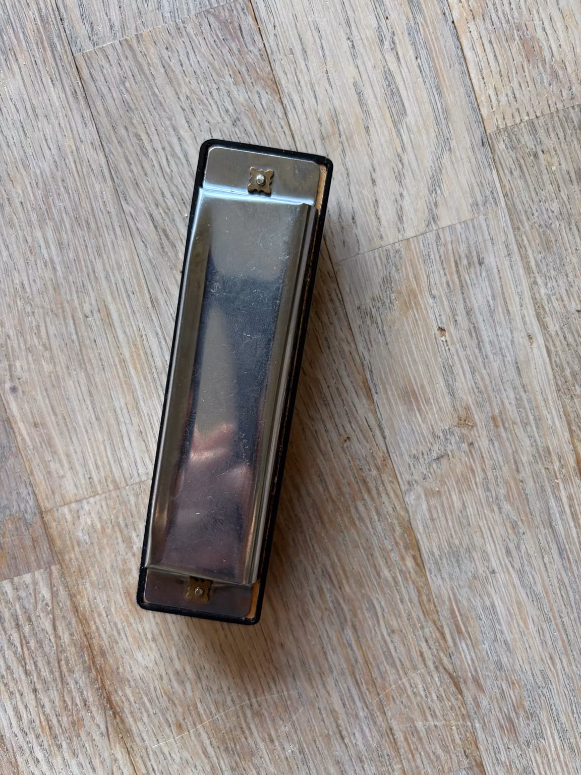 Mundharmonika sølvfarvet og sort – 10 huller, ca. 10 cm