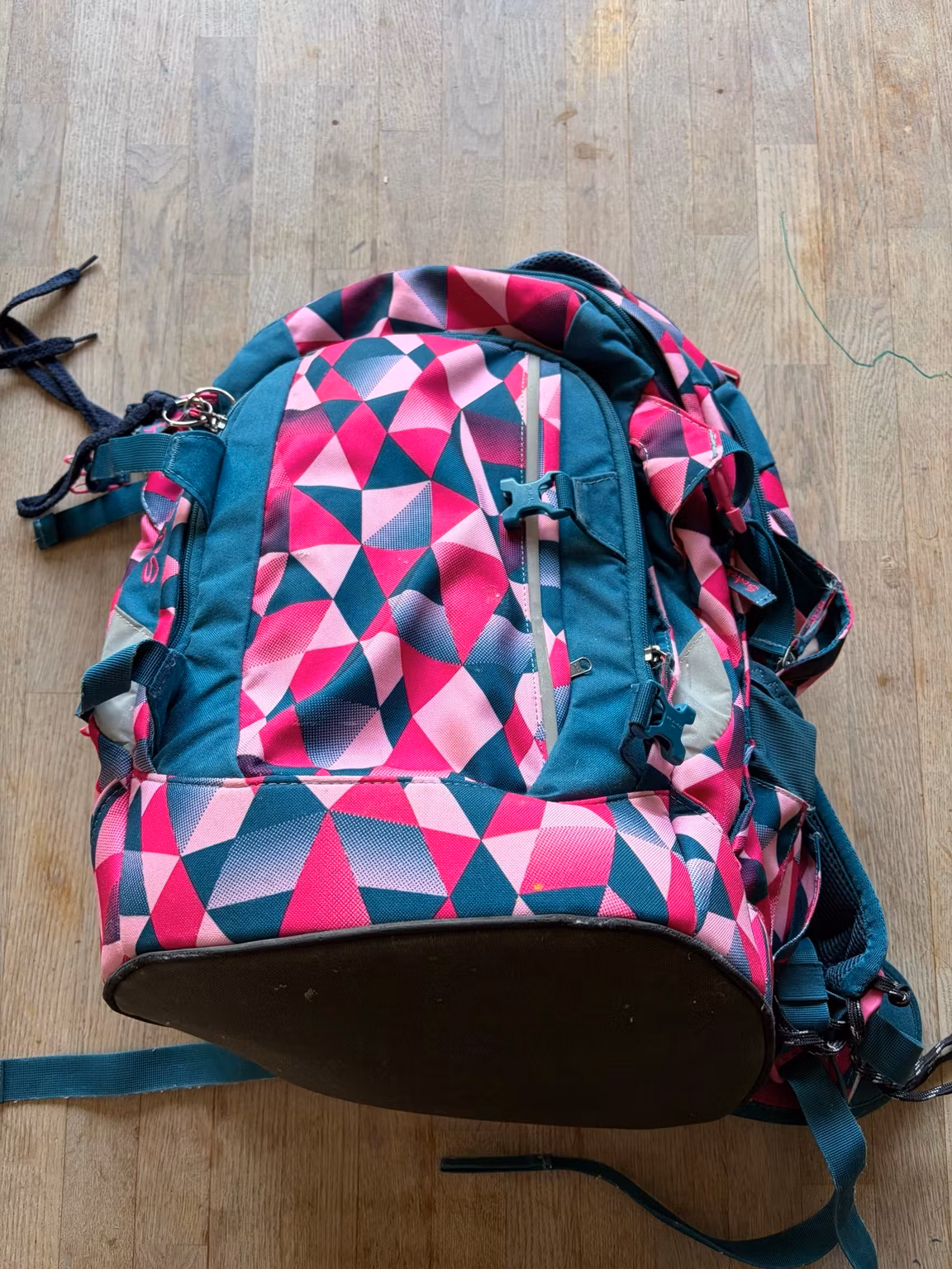 Skoletaske Satch Pink Crush – pink og petrol med trekanter