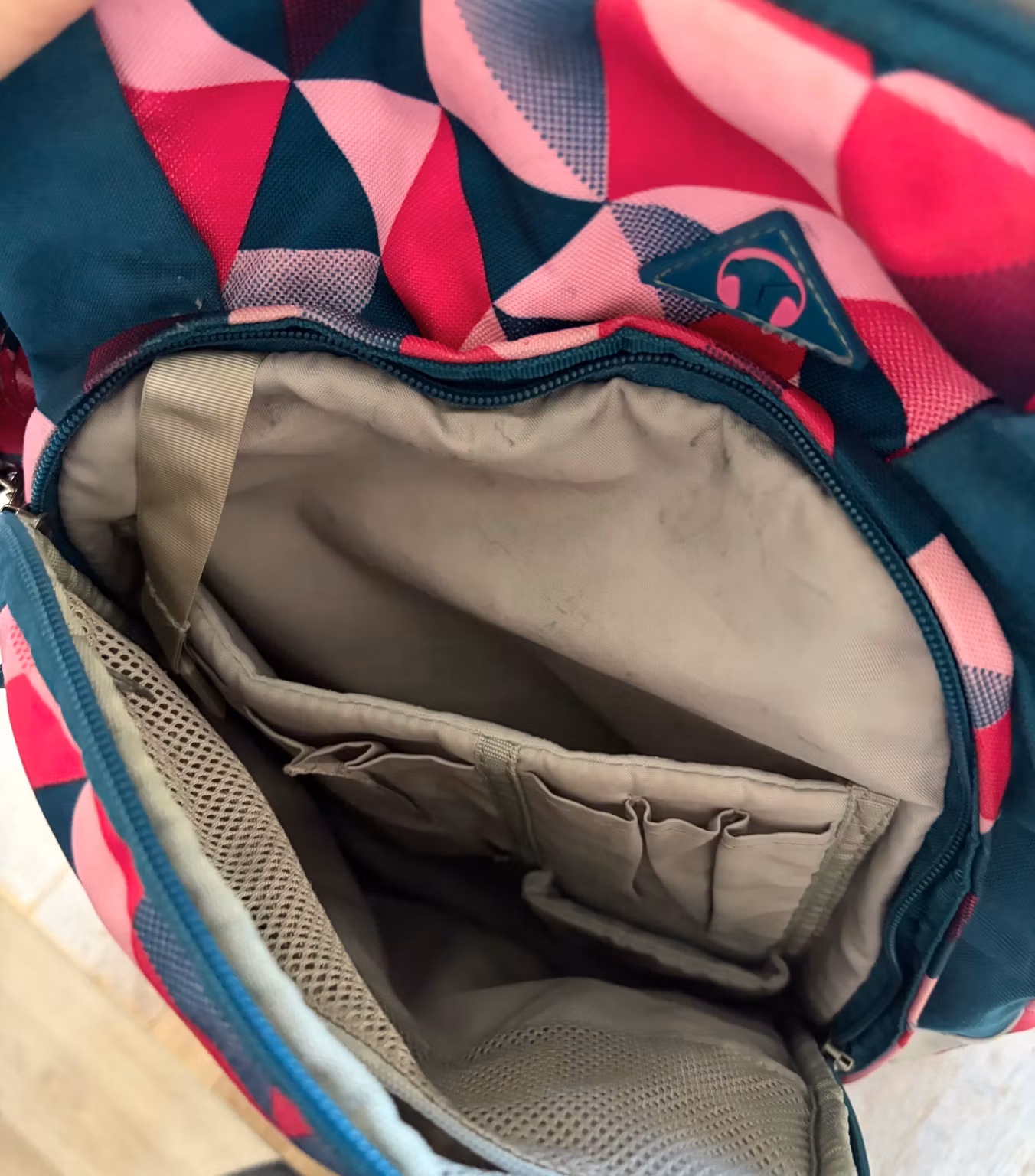 Skoletaske Satch Pink Crush – pink og petrol med trekanter