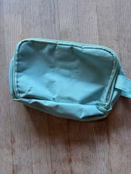 Opbevaringstaske mintgrøn med lynlås og ophæng – ca. 21 × 15 cm