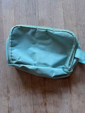 Opbevaringstaske mintgrøn med lynlås og ophæng – ca. 21 × 15 cm