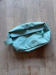 Opbevaringstaske mintgrøn med lynlås og ophæng – ca. 21 × 15 cm