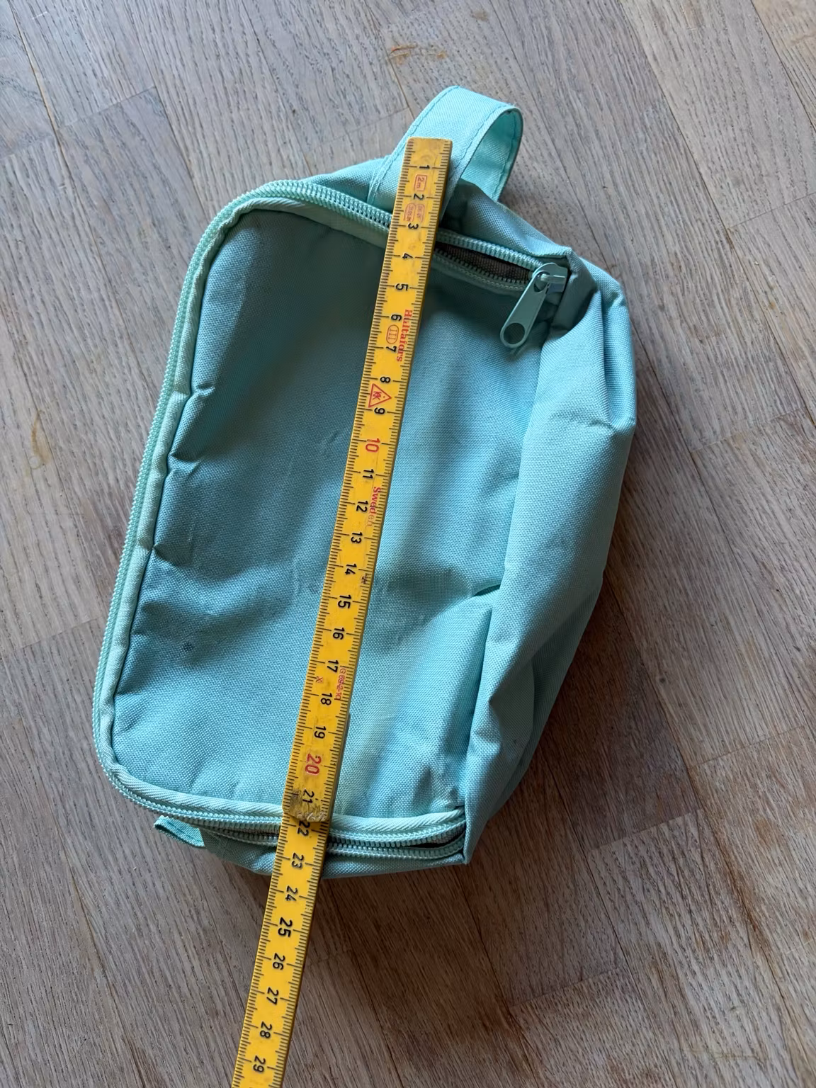 Opbevaringstaske mintgrøn med lynlås og ophæng – ca. 21 × 15 cm