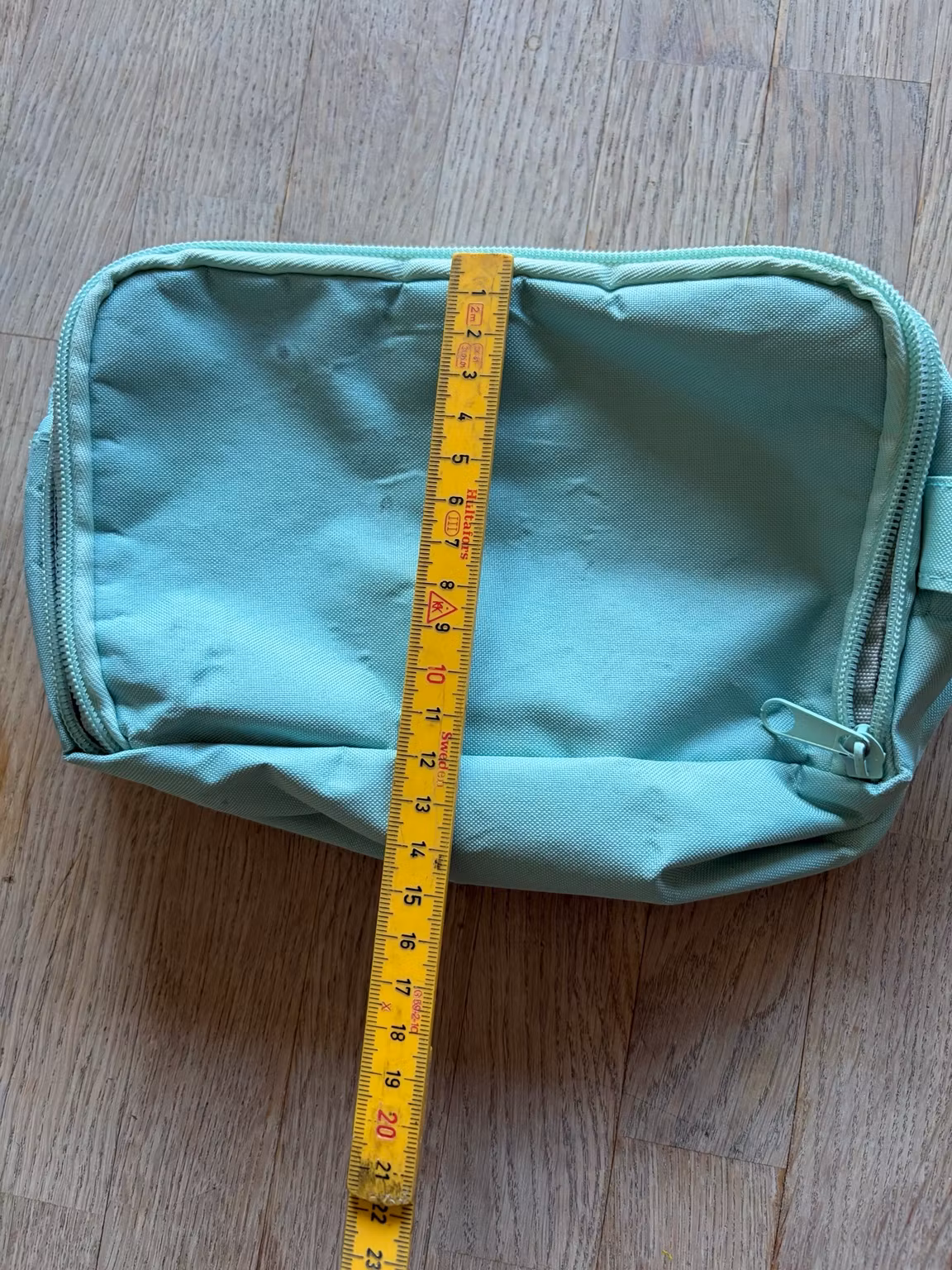 Opbevaringstaske mintgrøn med lynlås og ophæng – ca. 21 × 15 cm