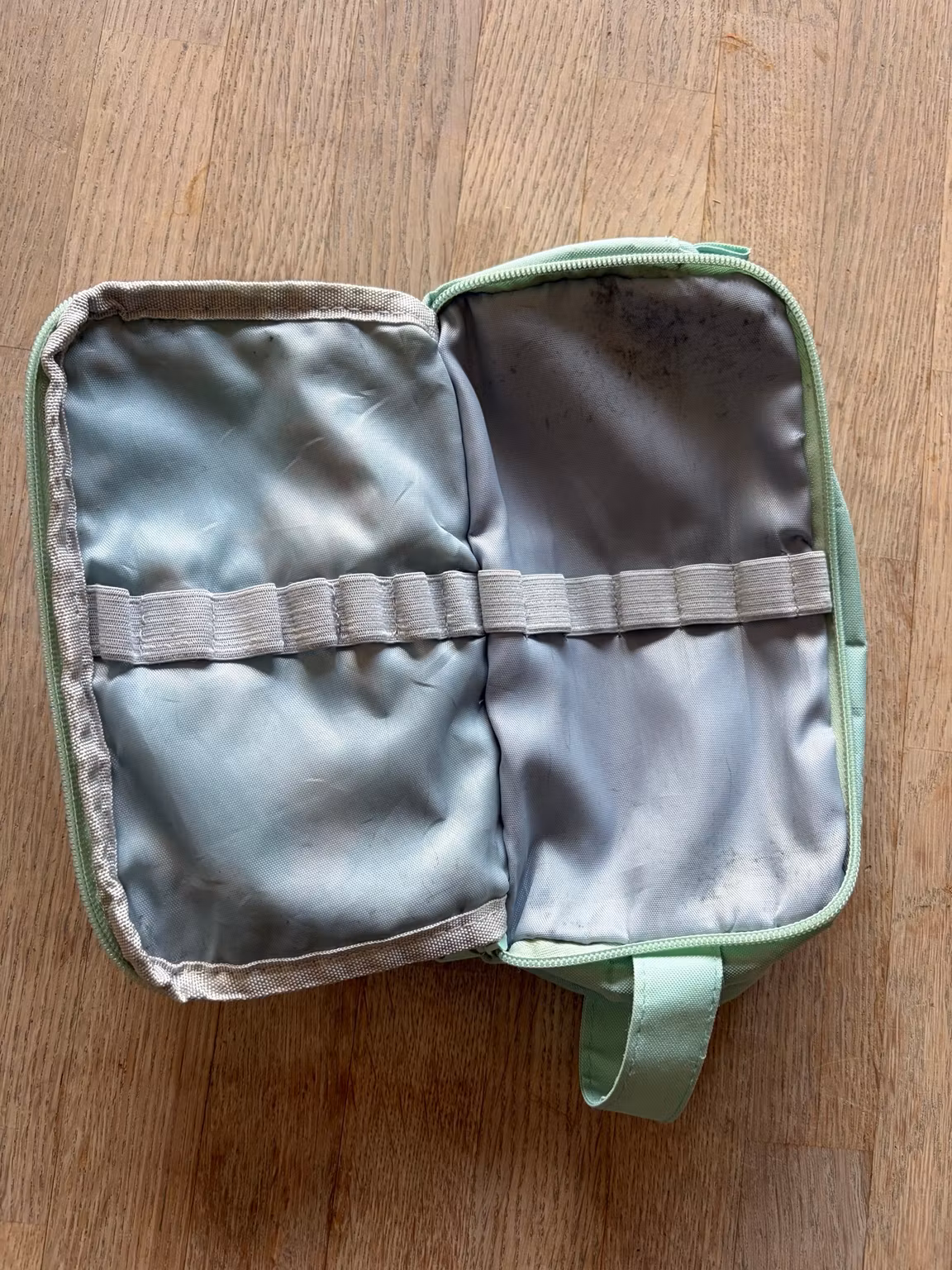 Opbevaringstaske mintgrøn med lynlås og ophæng – ca. 21 × 15 cm