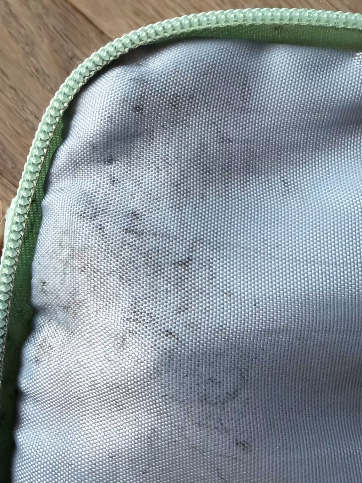 Opbevaringstaske mintgrøn med lynlås og ophæng – ca. 21 × 15 cm
