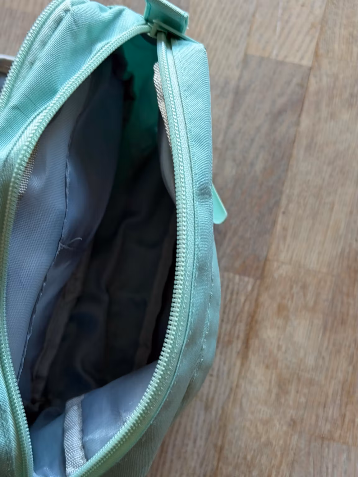 Opbevaringstaske mintgrøn med lynlås og ophæng – ca. 21 × 15 cm