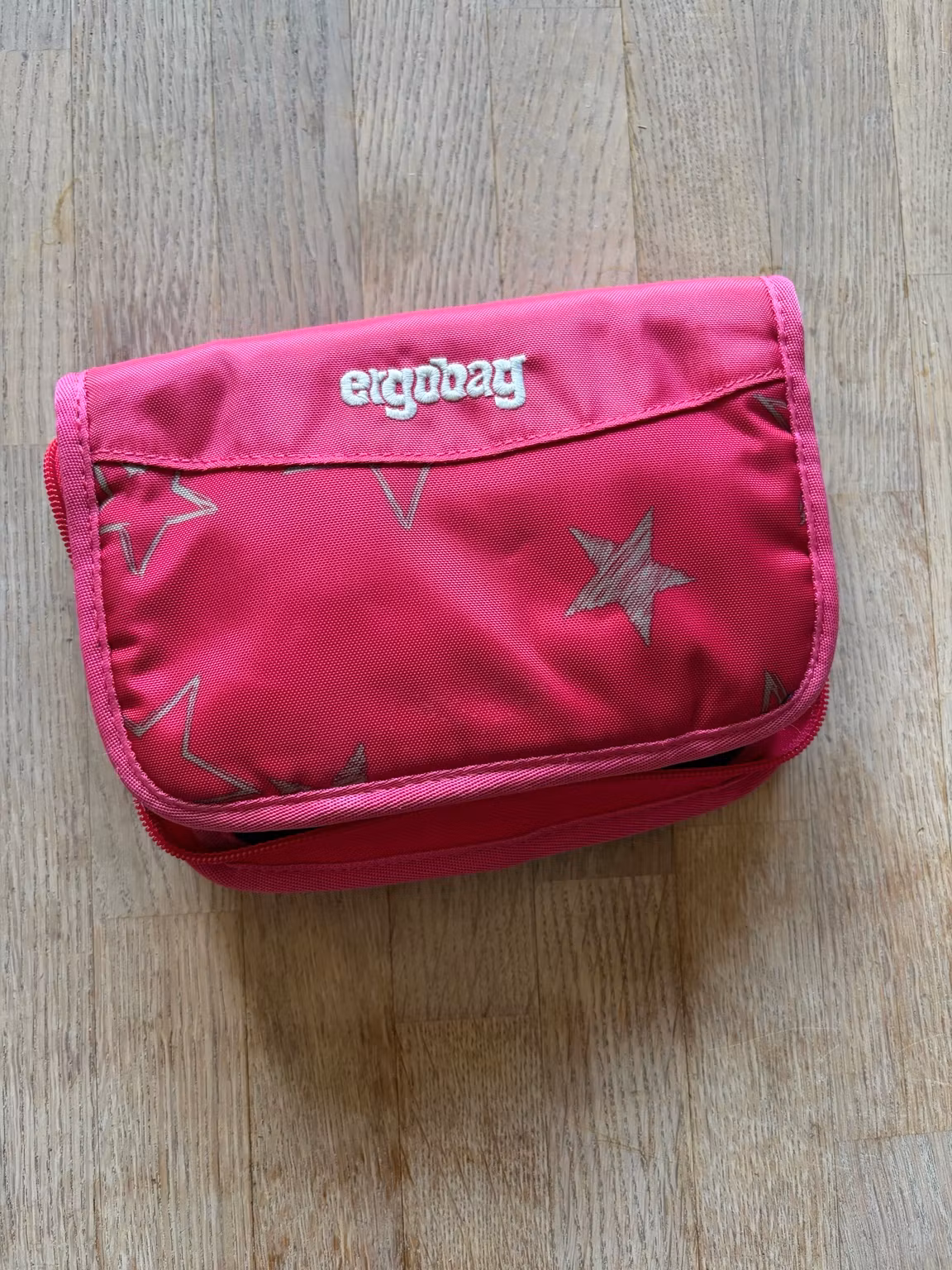Penalhus Ergobag pink med grå stjerner – ca. 19 × 13 cm