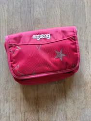 Penalhus Ergobag pink med grå stjerner – ca. 19 × 13 cm