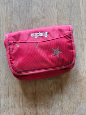 Penalhus Ergobag pink med grå stjerner – ca. 19 × 13 cm