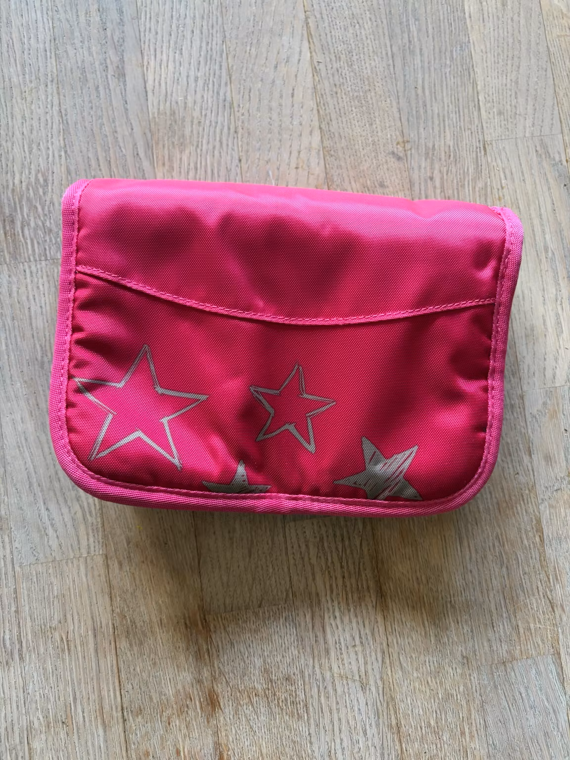 Penalhus Ergobag pink med grå stjerner – ca. 19 × 13 cm