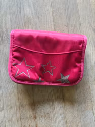 Penalhus Ergobag pink med grå stjerner – ca. 19 × 13 cm
